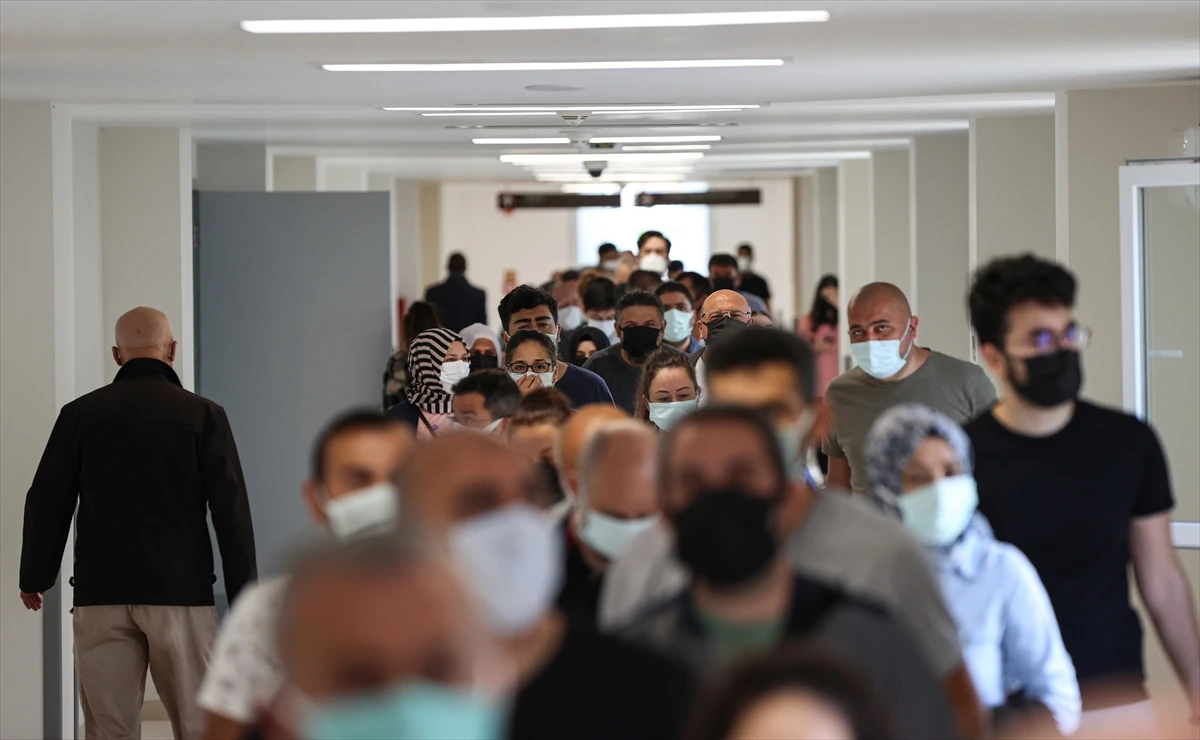 Hastanelerde aşı kuyruğu: Mesafe kuralına uyulmuyor